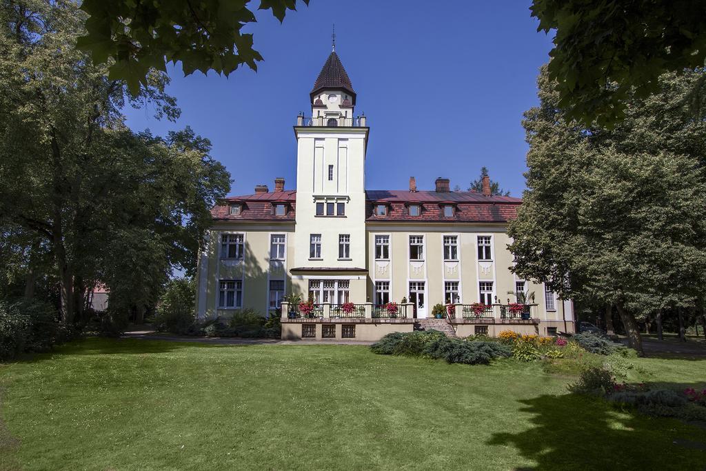 Palac Nieznanice Zabytek Goscinny Ze Spa Dış mekan fotoğraf