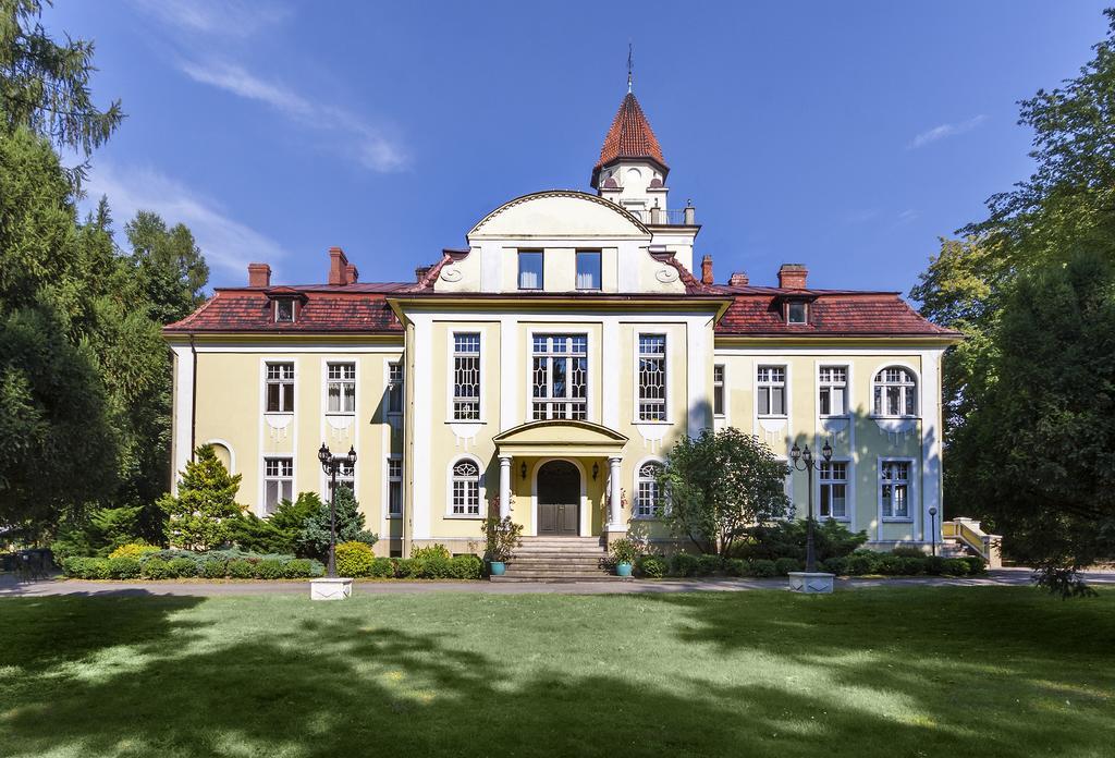 Palac Nieznanice Zabytek Goscinny Ze Spa Dış mekan fotoğraf
