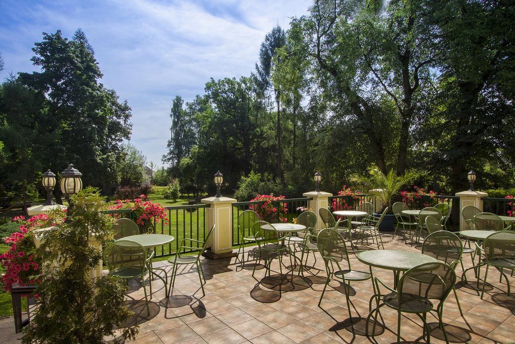 Palac Nieznanice Zabytek Goscinny Ze Spa Dış mekan fotoğraf